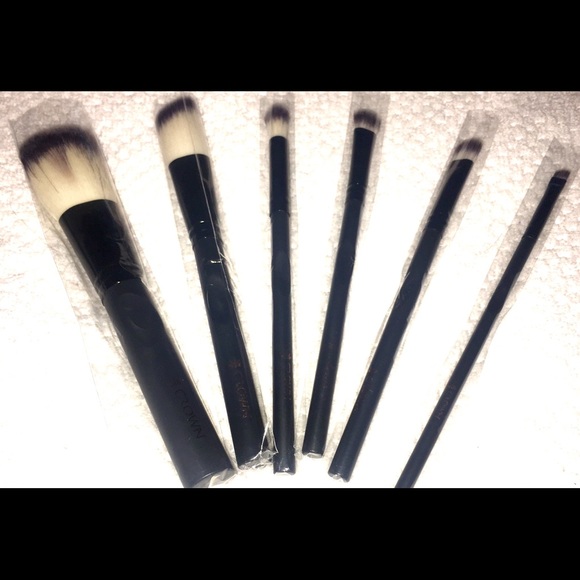 Crown Other - Crown Professional make up bruh set! NWOT.